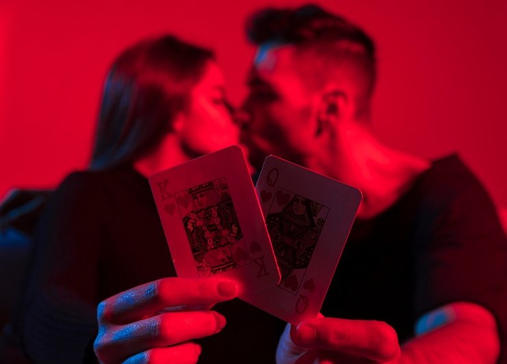 Tampilan vertikal aplikasi Domino QQ playtech pada layar ponsel dengan tombol-tombol permainan